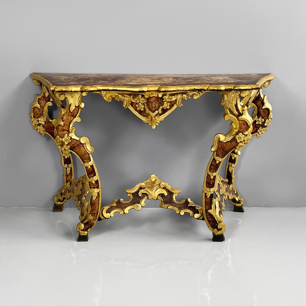 Consolle in legno dorato con decori, 1700 ca.