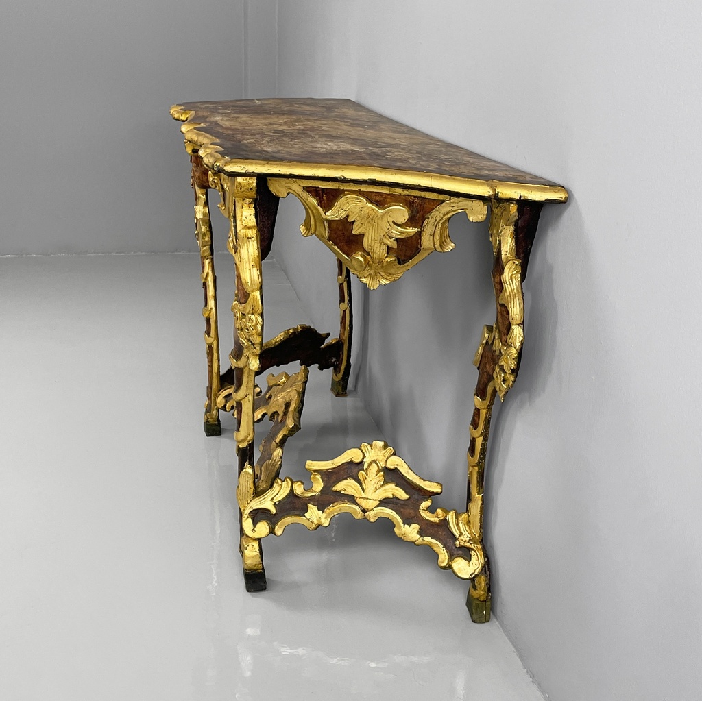 Consolle in legno dorato con decori, 1700 ca.