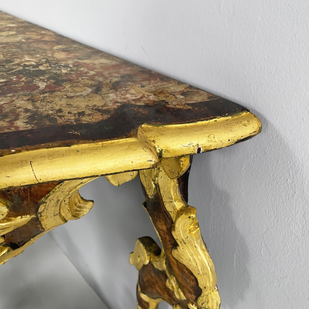Consolle in legno dorato con decori, 1700 ca.