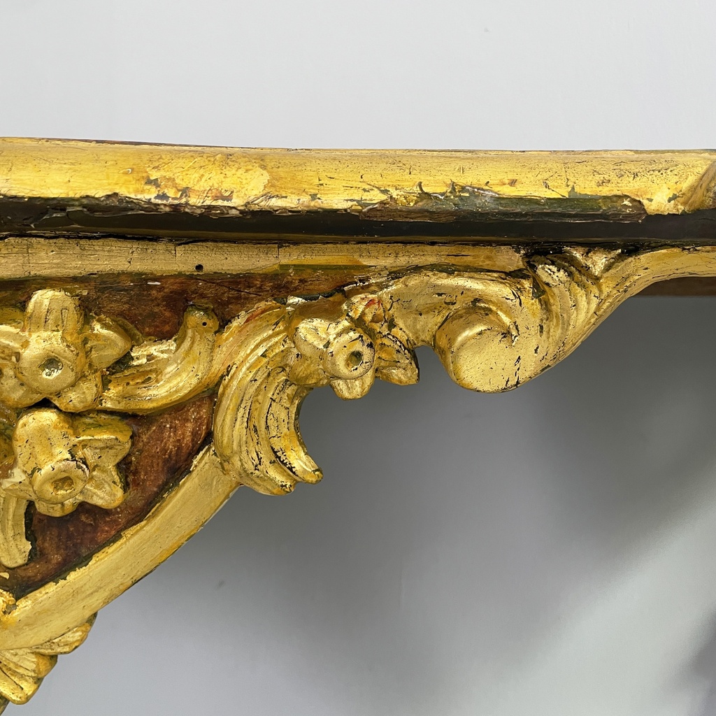 Consolle in legno dorato con decori, 1700 ca.