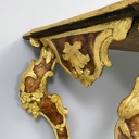 Consolle in legno dorato con decori, 1700 ca.