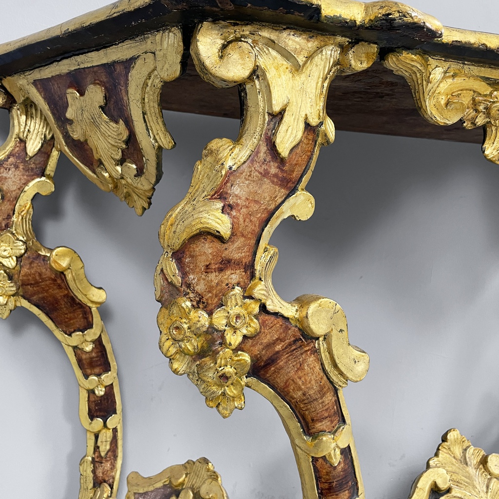 Consolle in legno dorato con decori, 1700 ca.