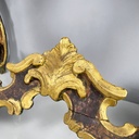 Consolle in legno dorato con decori, 1700 ca.