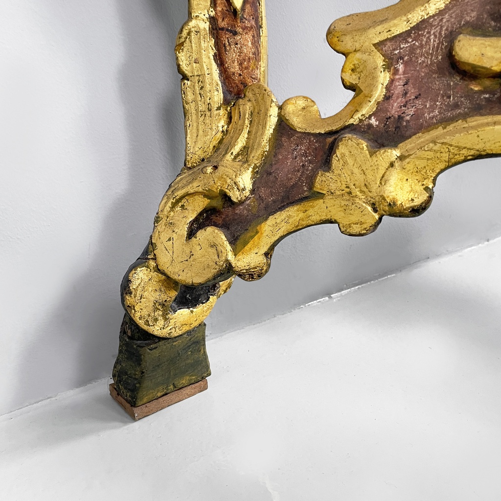 Consolle in legno dorato con decori, 1700 ca.