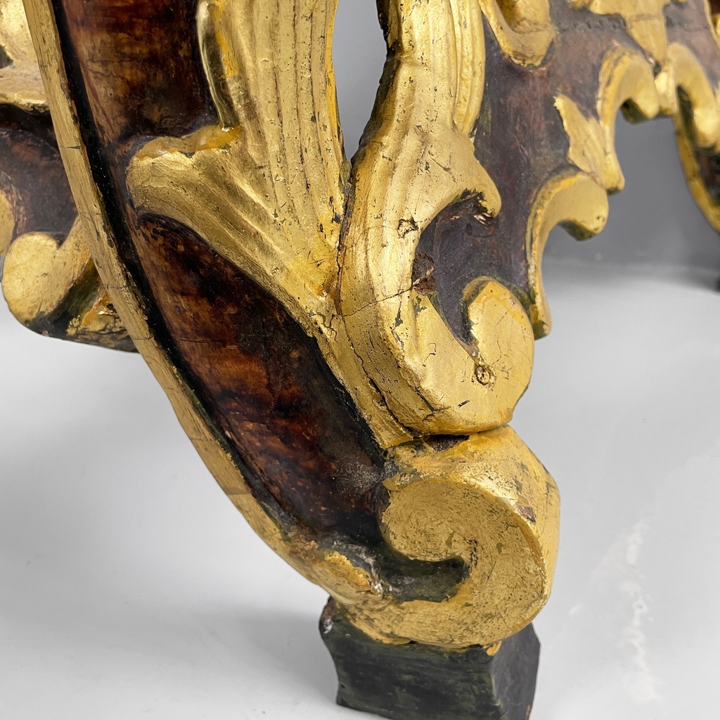 Consolle in legno dorato con decori, 1700 ca.