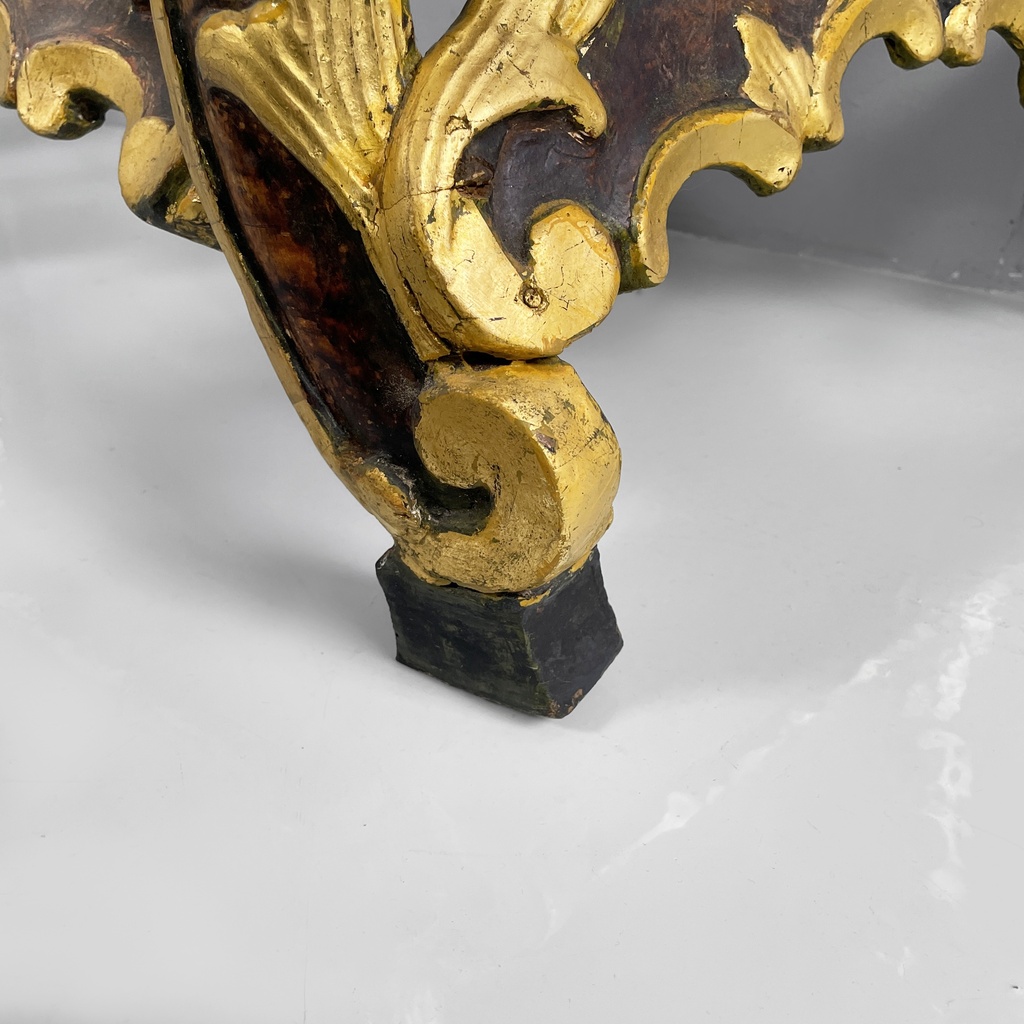 Consolle in legno dorato con decori, 1700 ca.