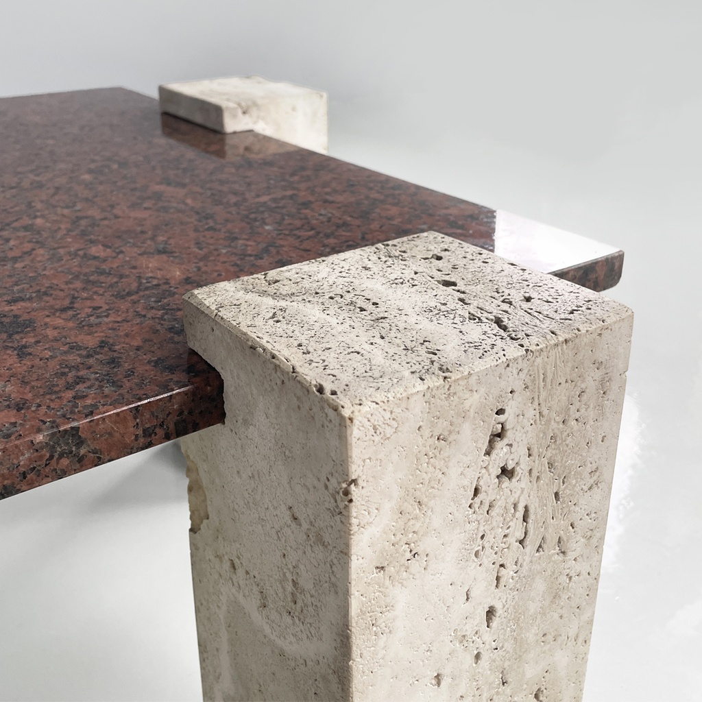 Tavolo da caffè in granito rosso e travertino, 1970 ca.