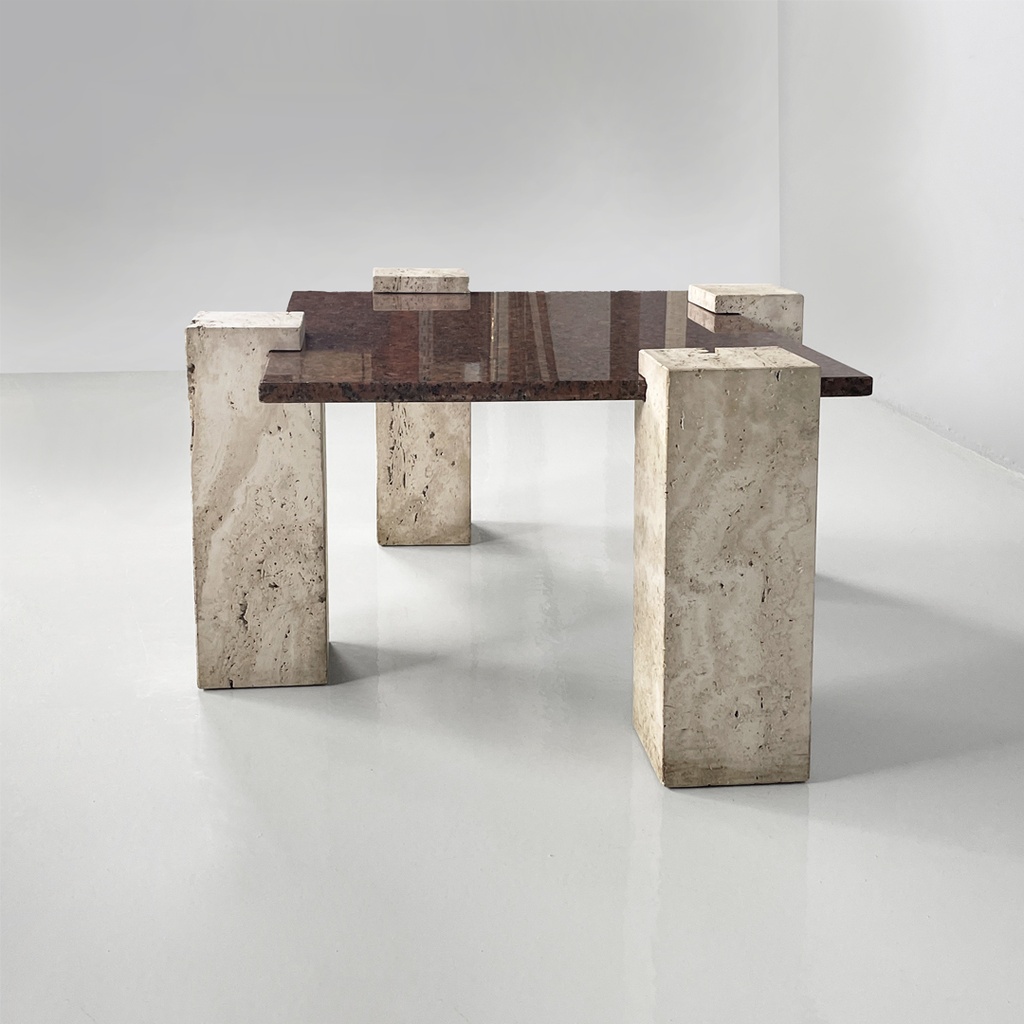 Tavolo da caffè in granito rosso e travertino, 1970 ca.