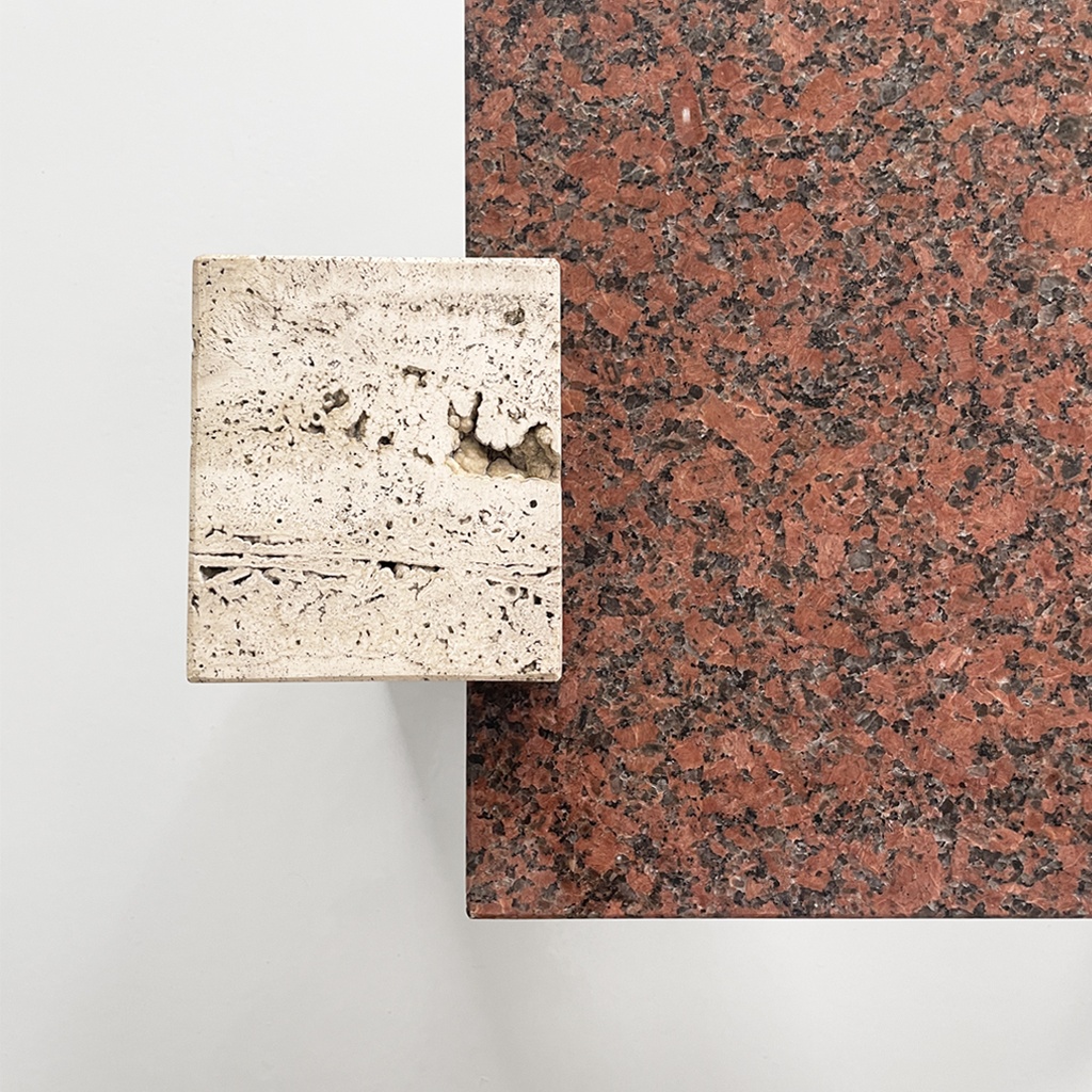 Tavolo da caffè in granito rosso e travertino, 1970 ca.