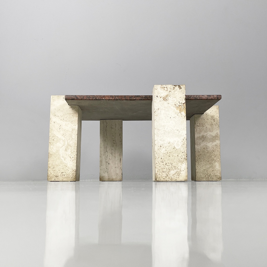 Tavolo da caffè in granito rosso e travertino, 1970 ca.
