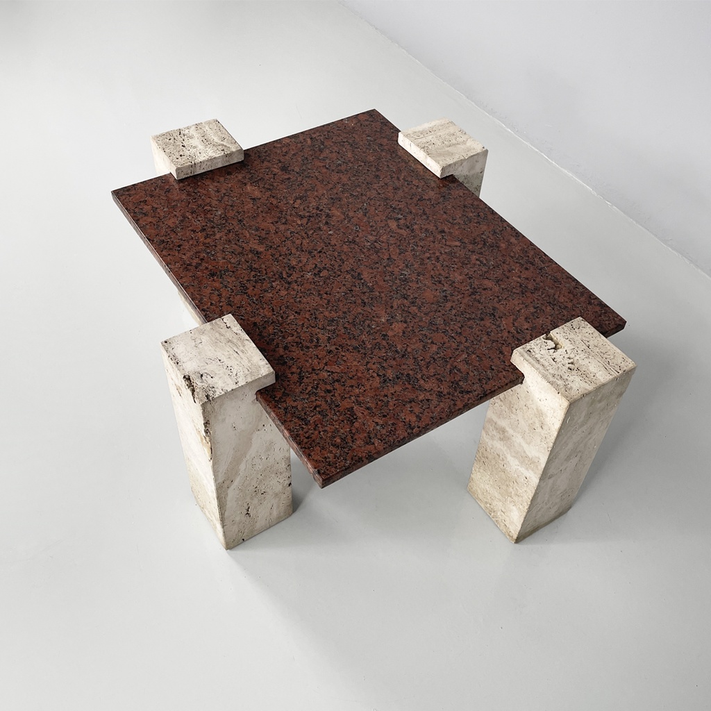 Tavolo da caffè in granito rosso e travertino, 1970 ca.
