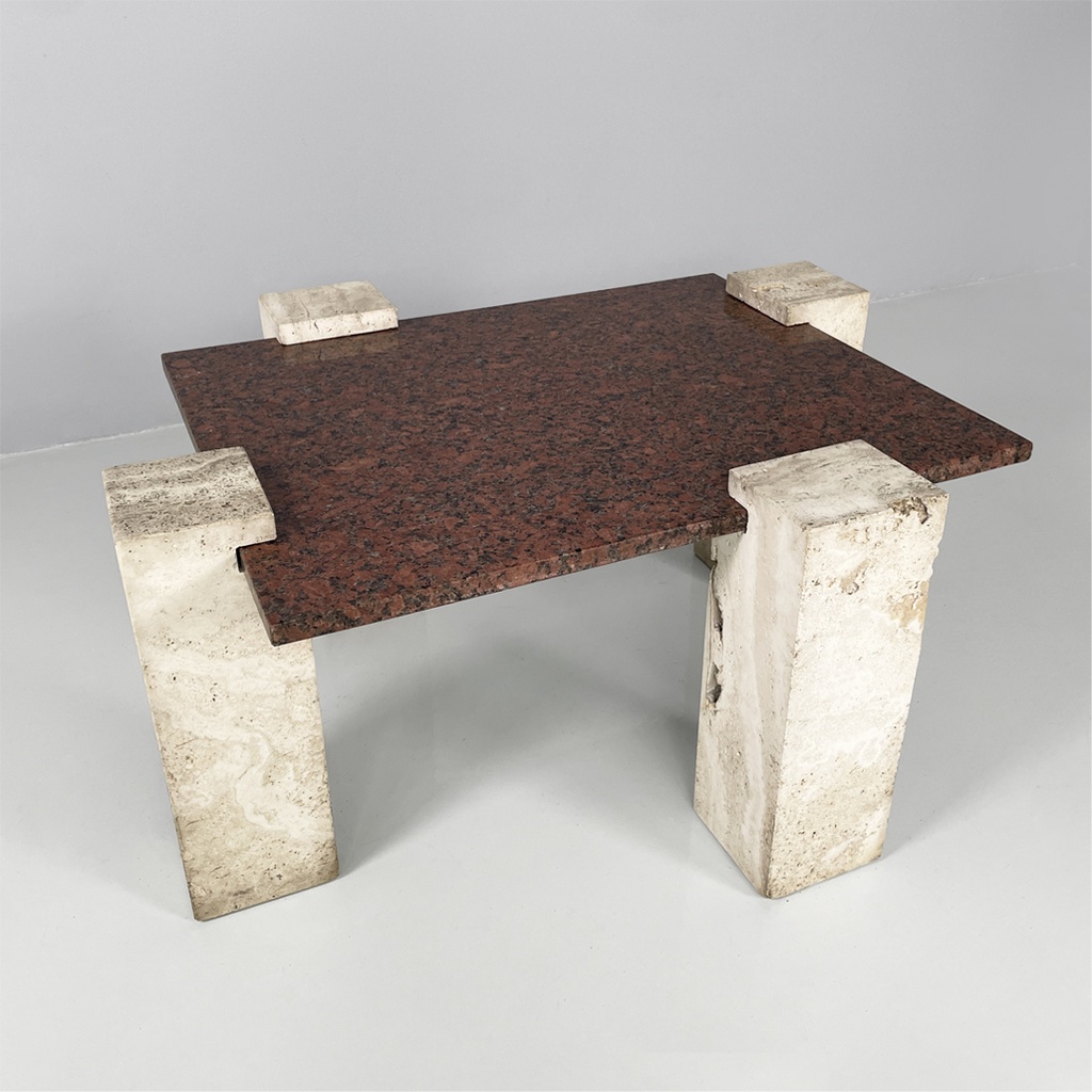 Tavolo da caffè in granito rosso e travertino, 1970 ca.
