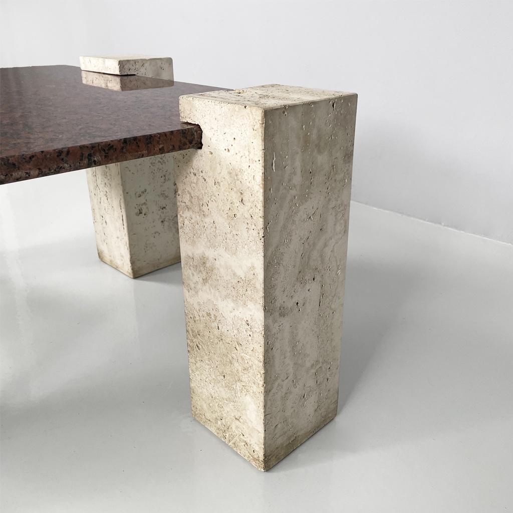 Tavolo da caffè in granito rosso e travertino, 1970 ca.