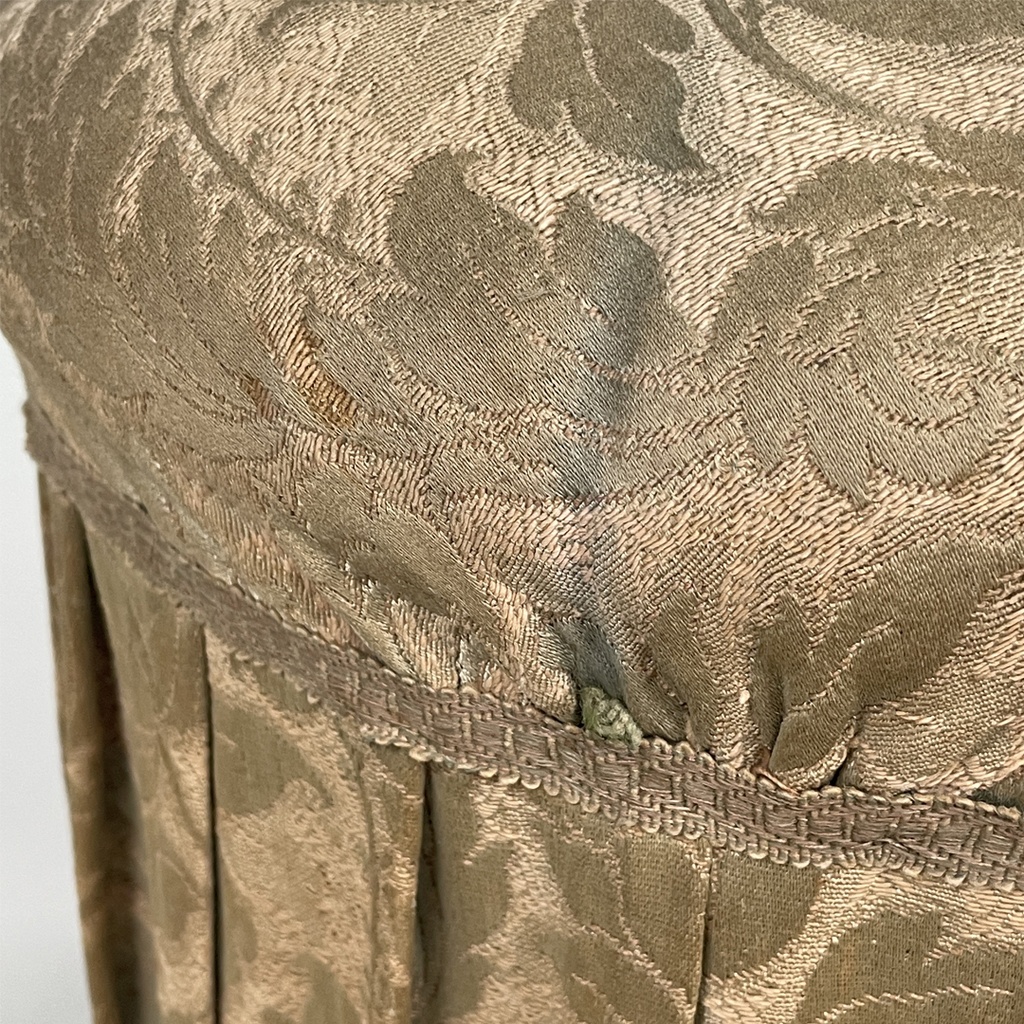 Poggiapiedi o pouf in tessuto, 1900 ca.