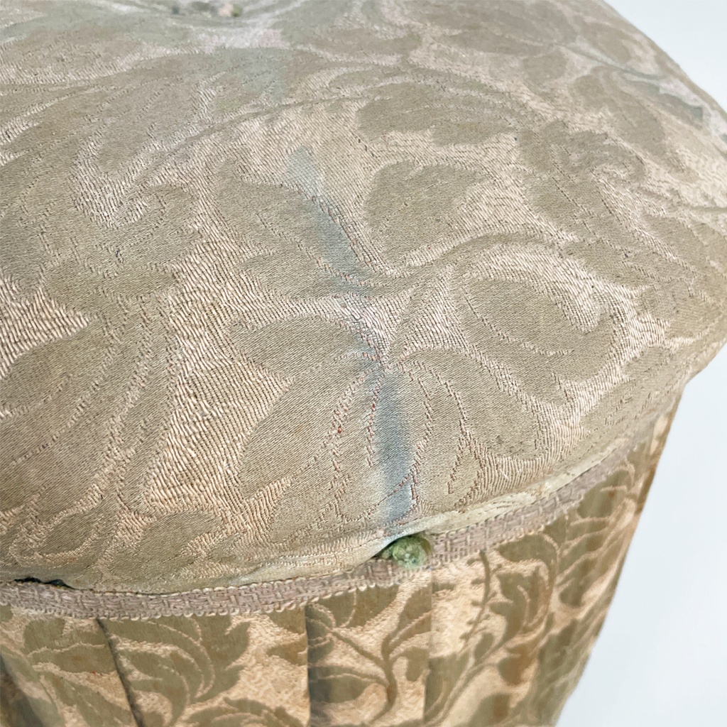 Poggiapiedi o pouf in tessuto, 1900 ca.