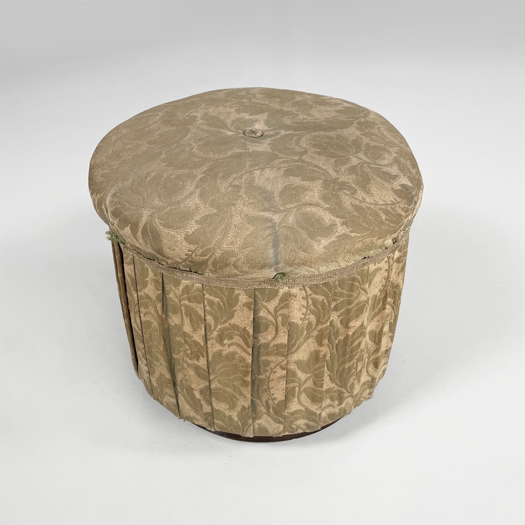 Poggiapiedi o pouf in tessuto, 1900 ca.