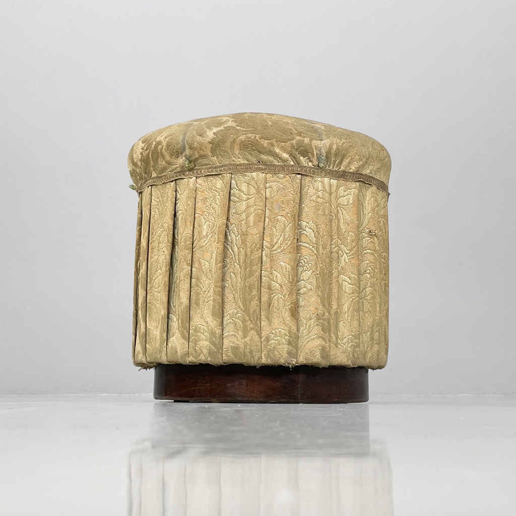 Poggiapiedi o pouf in tessuto, 1900 ca.