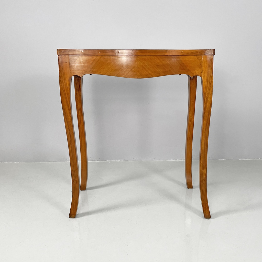 Scrivania in legno di noce, 1700 ca.