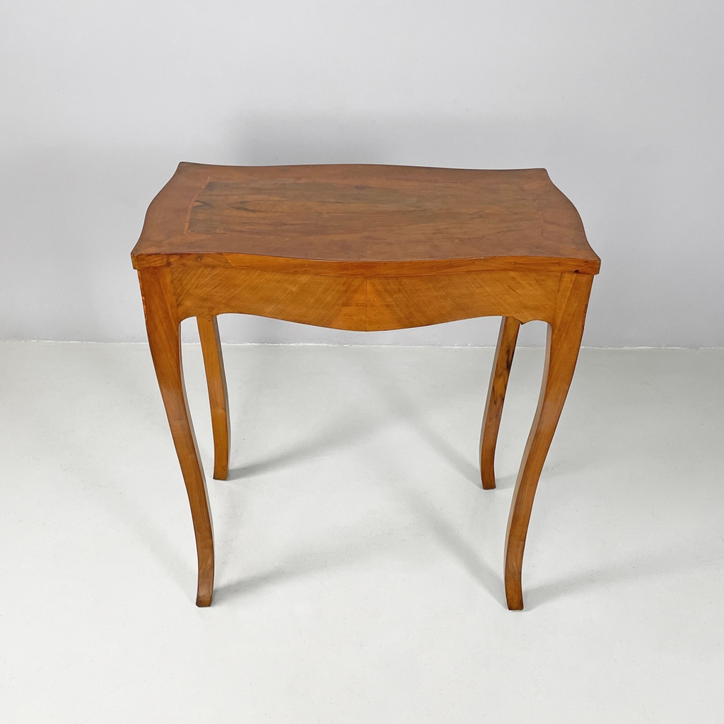 Scrivania in legno di noce, 1700 ca.