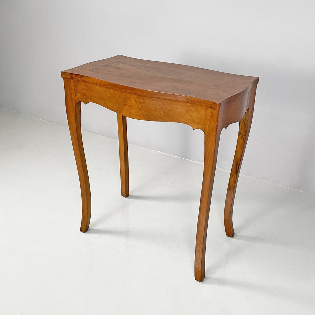 Scrivania in legno di noce, 1700 ca.