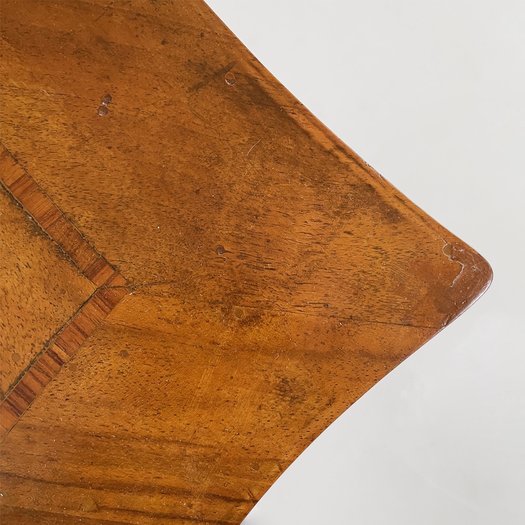 Scrivania in legno di noce, 1700 ca.