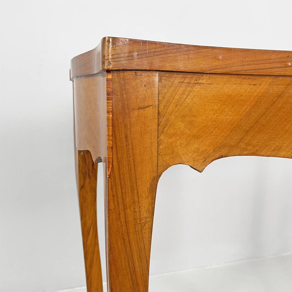 Scrivania in legno di noce, 1700 ca.