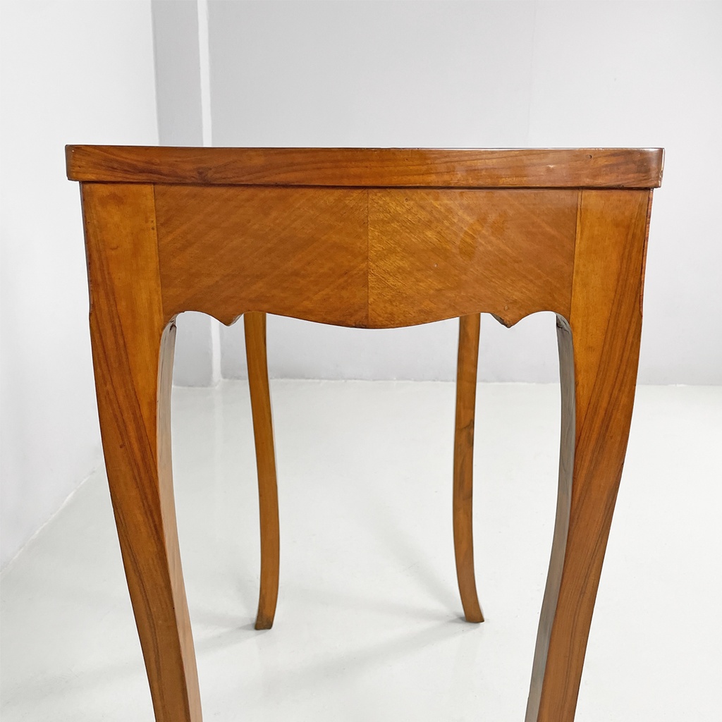 Scrivania in legno di noce, 1700 ca.