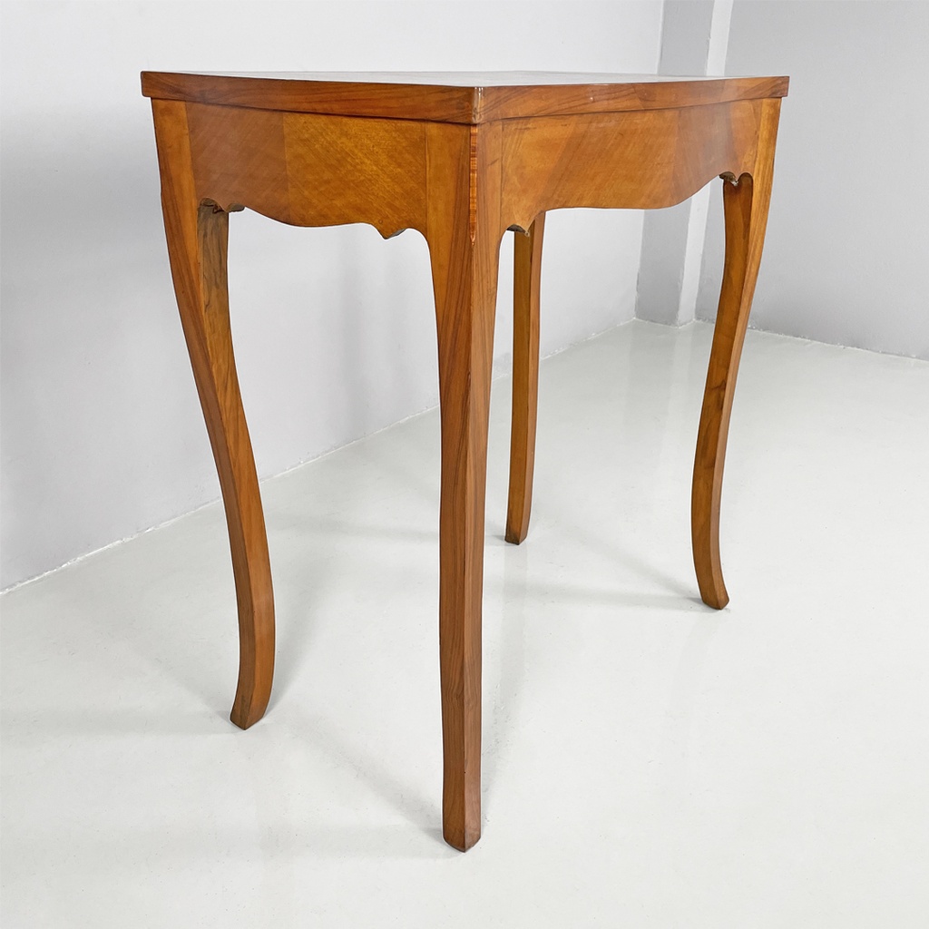 Scrivania in legno di noce, 1700 ca.