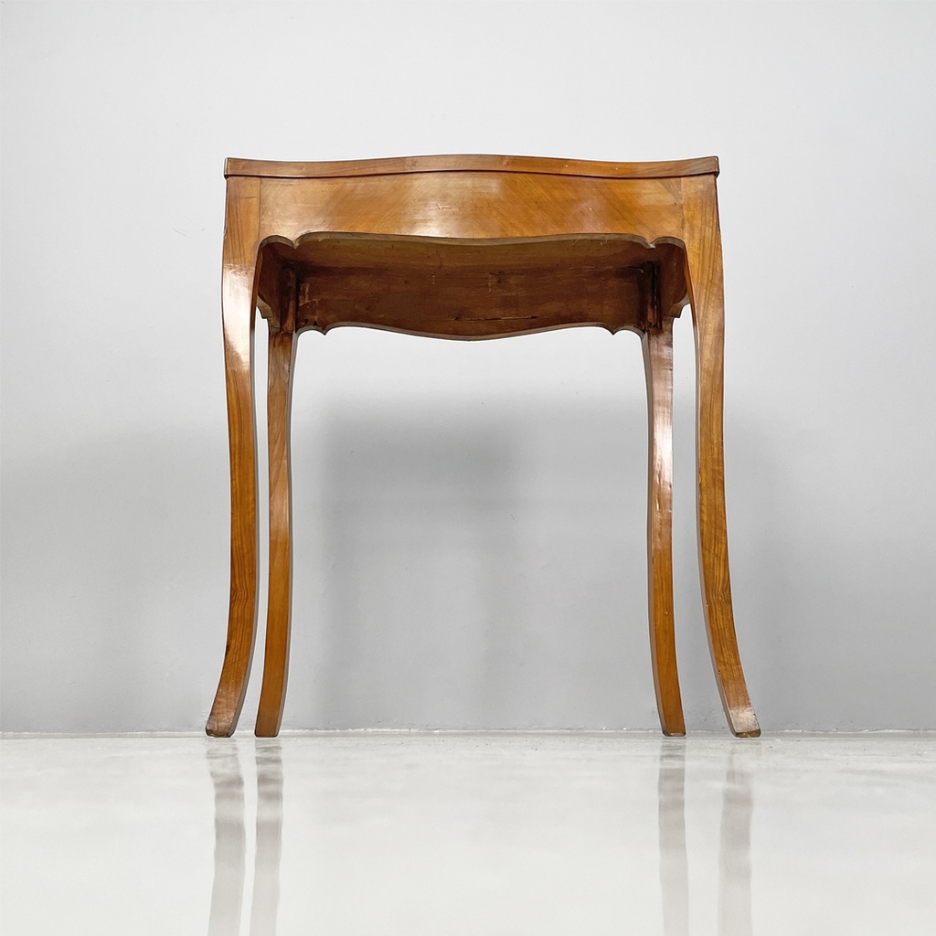 Scrivania in legno di noce, 1700 ca.