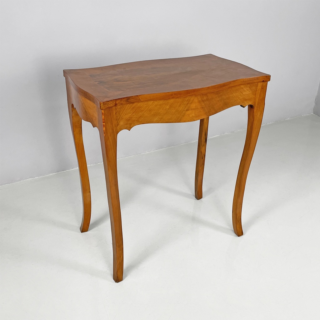 Scrivania in legno di noce, 1700 ca.