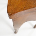 Scrivania in legno di noce, 1700 ca.