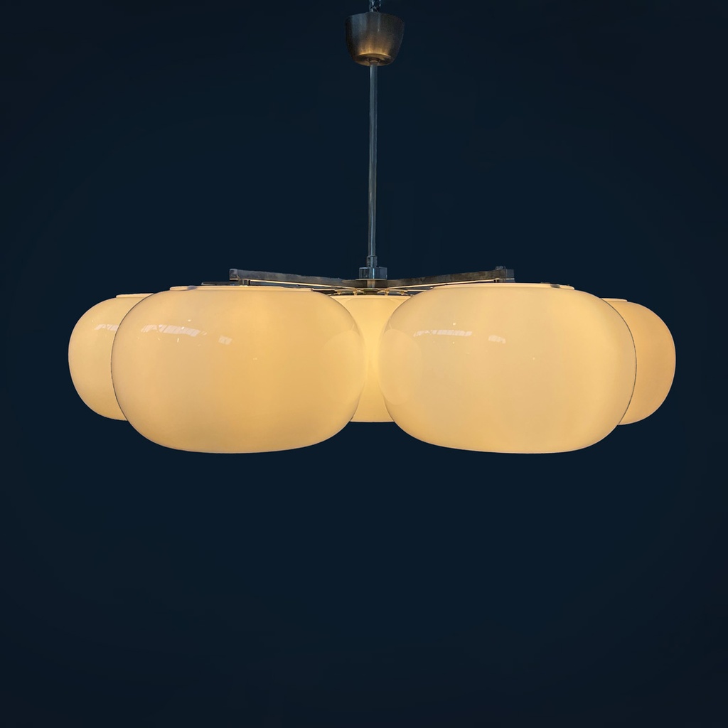 Lampadario in vetro opalino e metallo, 1970 ca.