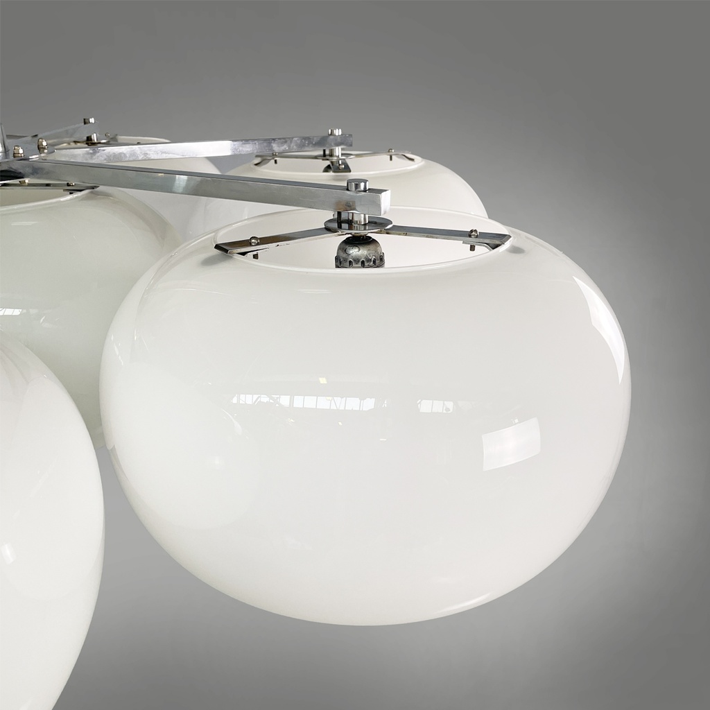 Lampadario in vetro opalino e metallo, 1970 ca.