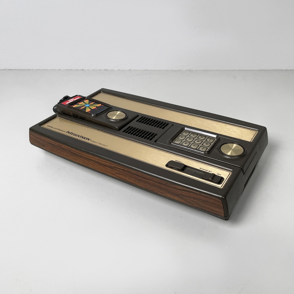 Consolle Intellivision e videogioco di Tron deadly discs di Mattel, 1980 ca.