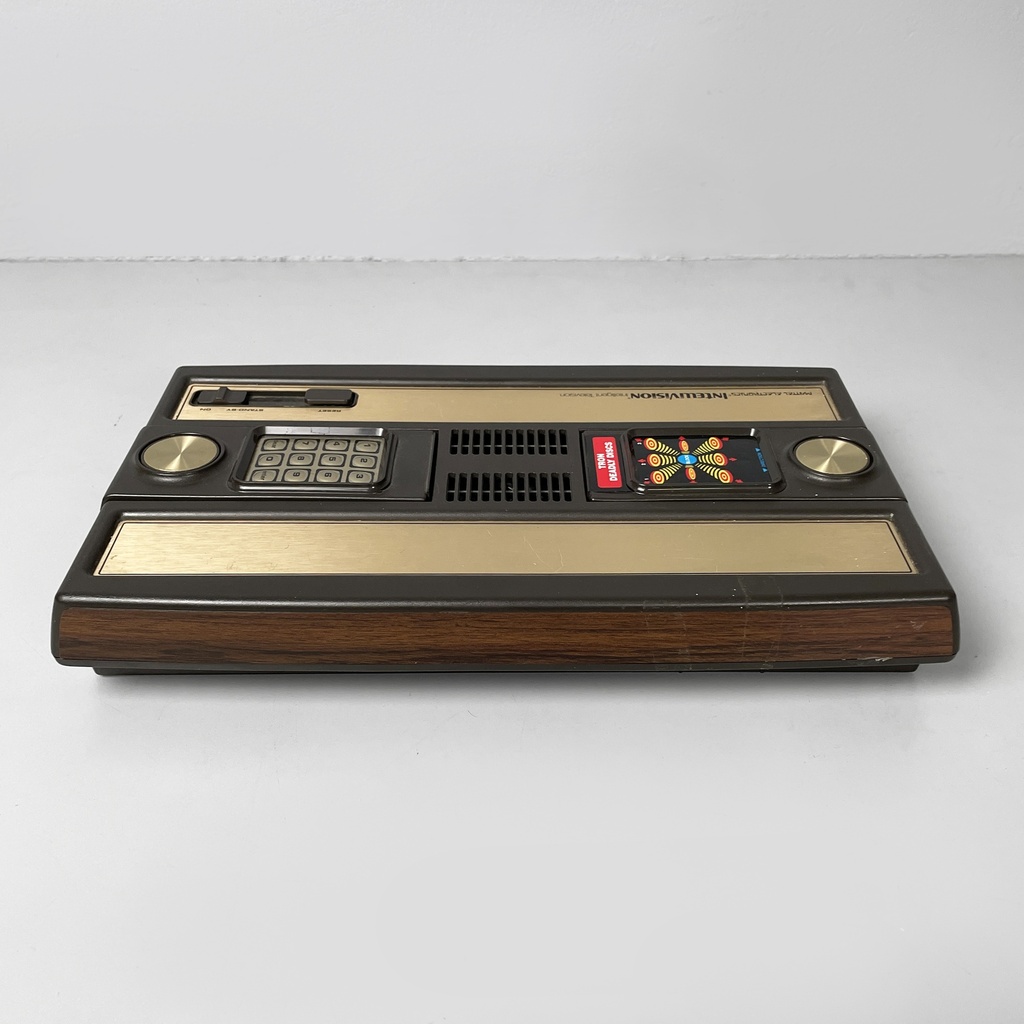 Consolle Intellivision e videogioco di Tron deadly discs di Mattel, 1980 ca.