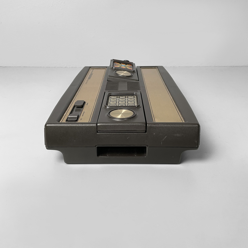 Consolle Intellivision e videogioco di Tron deadly discs di Mattel, 1980 ca.