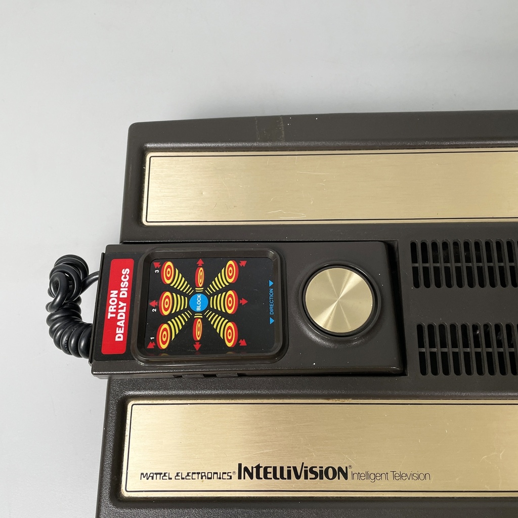 Consolle Intellivision e videogioco di Tron deadly discs di Mattel, 1980 ca.