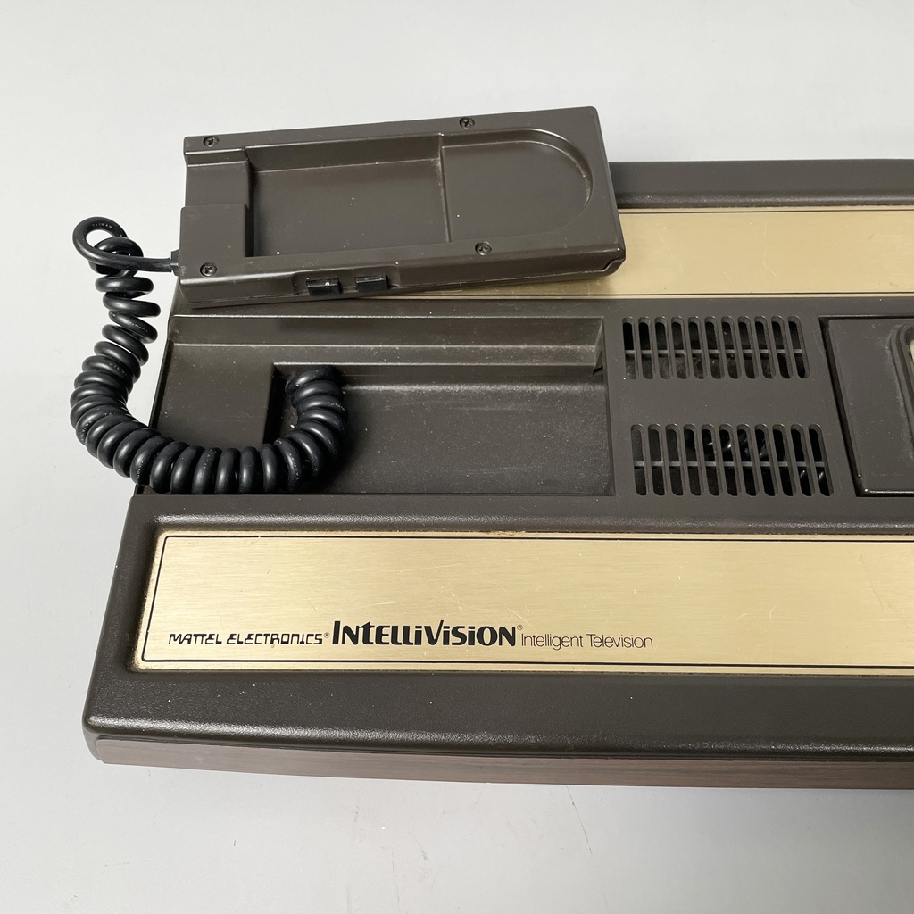 Consolle Intellivision e videogioco di Tron deadly discs di Mattel, 1980 ca.