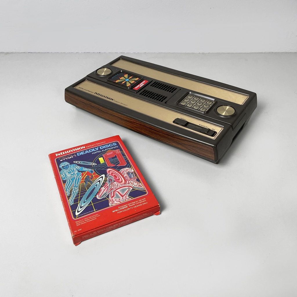 Consolle Intellivision e videogioco di Tron deadly discs di Mattel, 1980 ca.