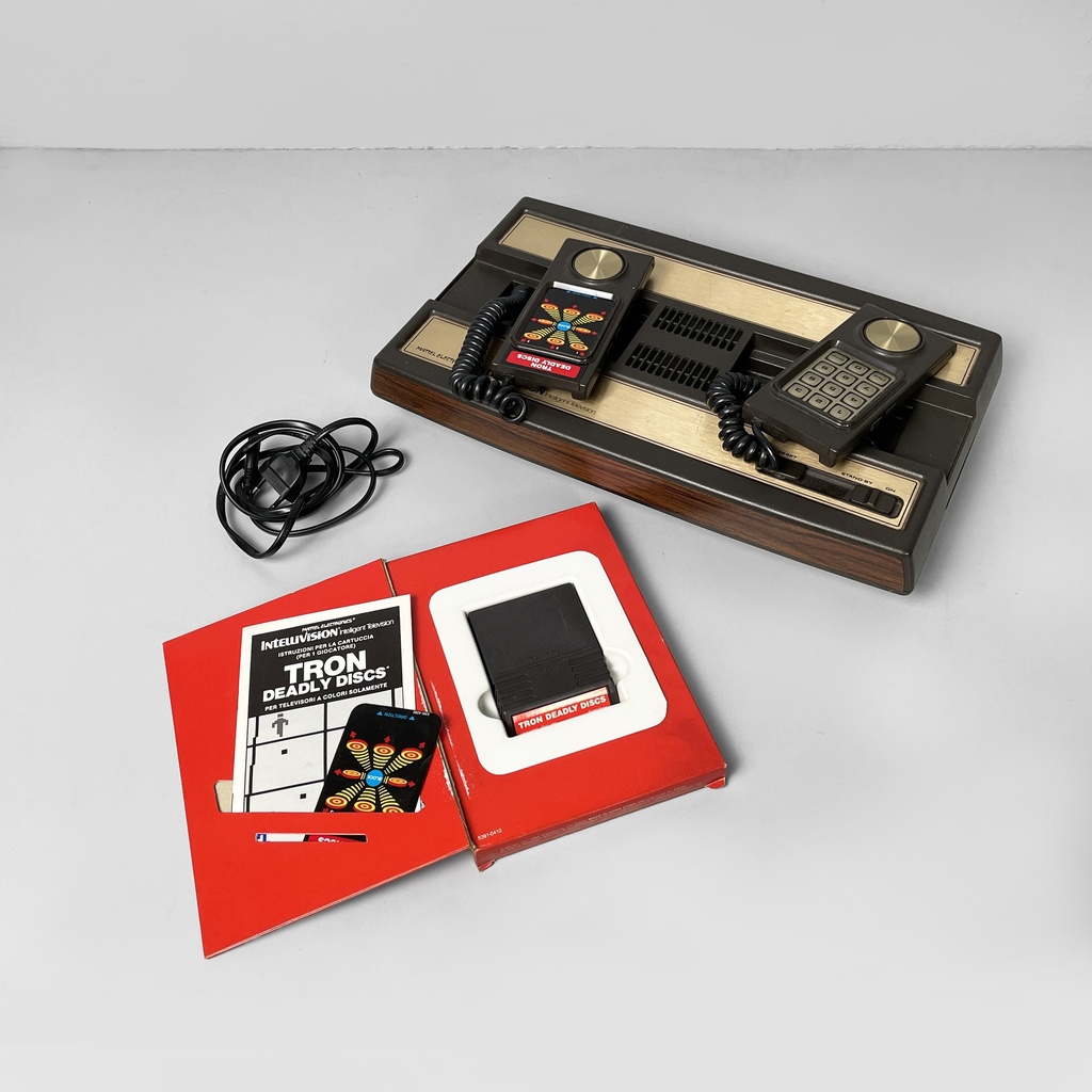 Consolle Intellivision e videogioco di Tron deadly discs di Mattel, 1980 ca.