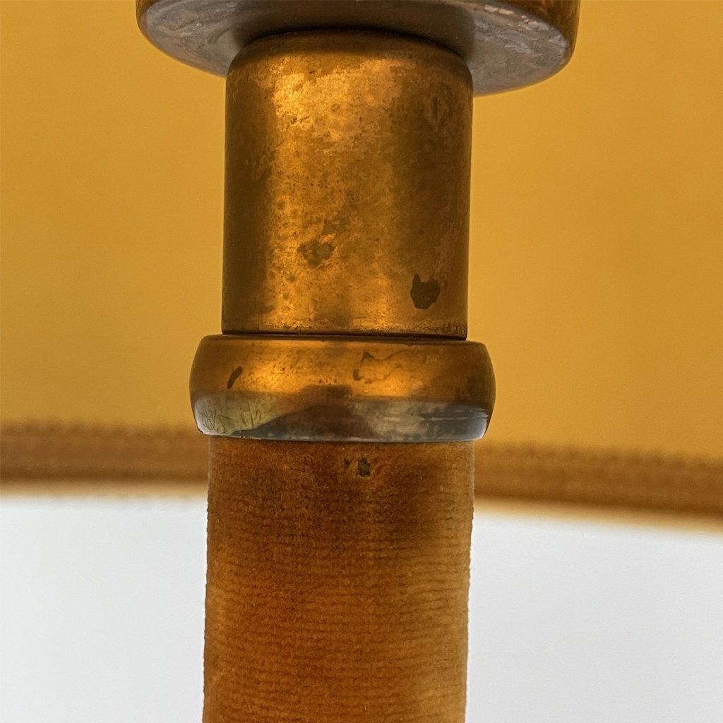 Lampada da terra in velluto e ottone, 1940 ca.