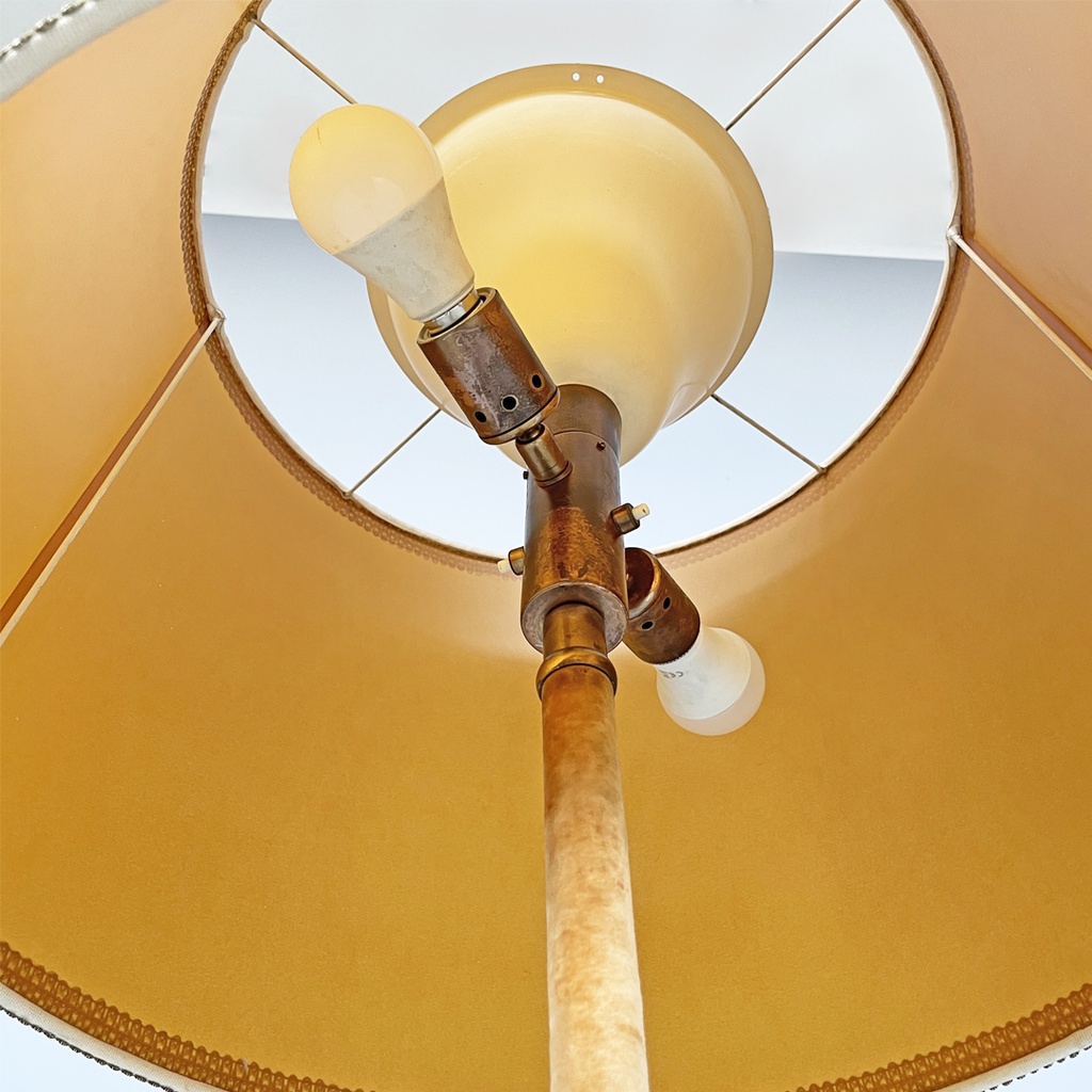 Lampada da terra in velluto e ottone, 1940 ca.