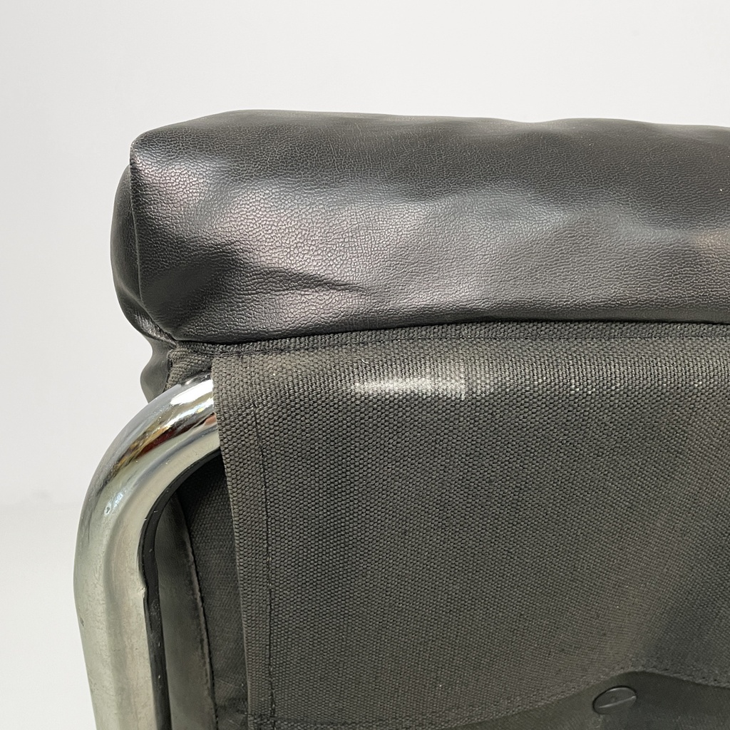 Poltrone in metallo e pelle nera sintetica, 1970 ca.