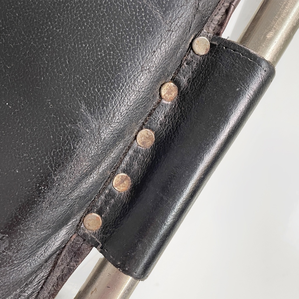 Sgabelli in metallo e pelle nera, 1970 ca.