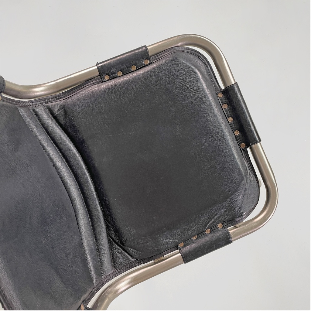 Sgabelli in metallo e pelle nera, 1970 ca.