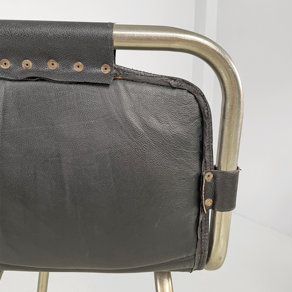 Sgabelli in metallo e pelle nera, 1970 ca.