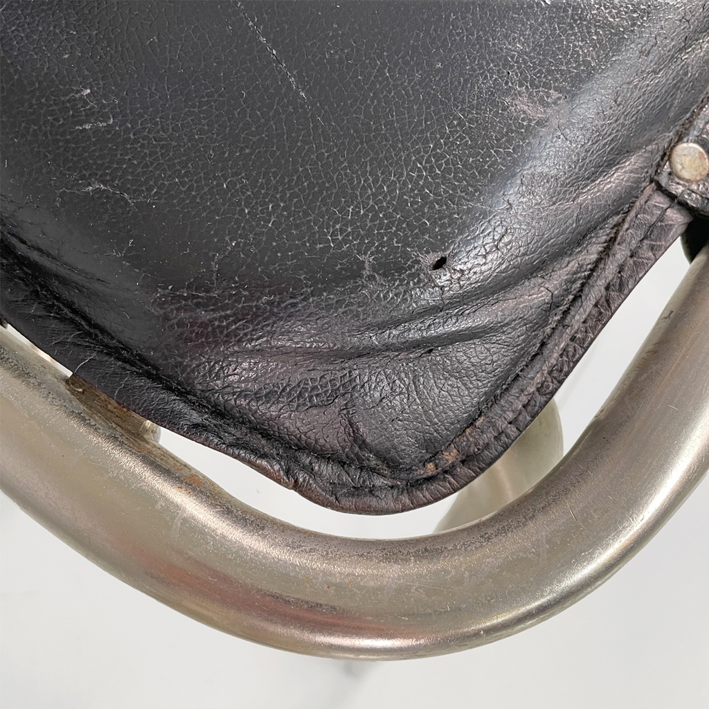 Sgabelli in metallo e pelle nera, 1970 ca.