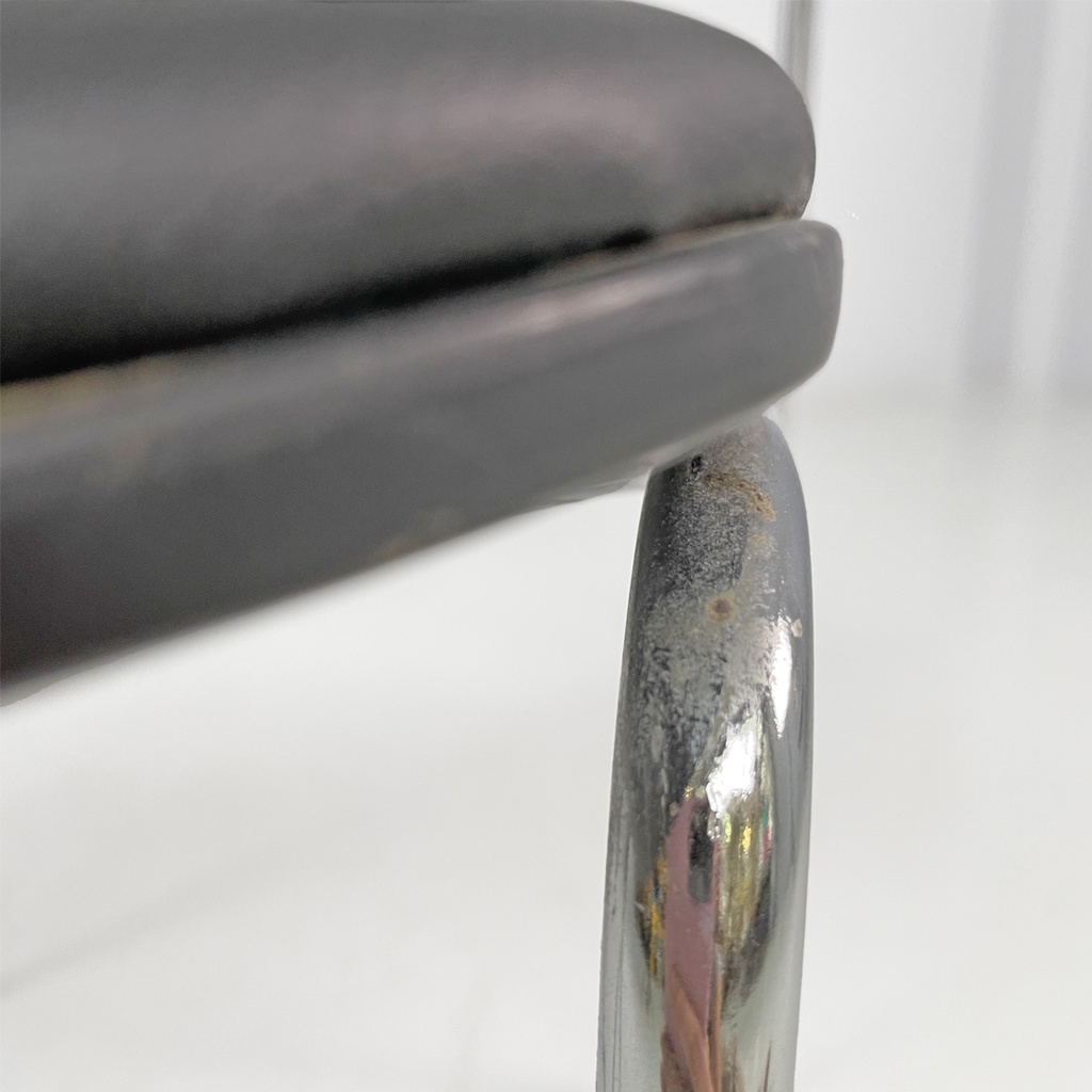 Sedie in acciaio e similpelle nera, 1970 ca.