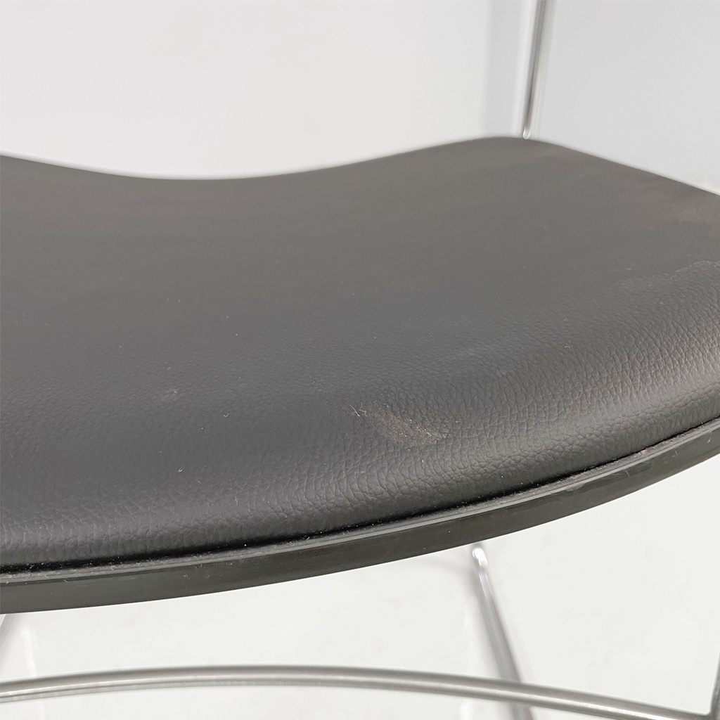 Sedie in acciaio e similpelle nera, 1970 ca.