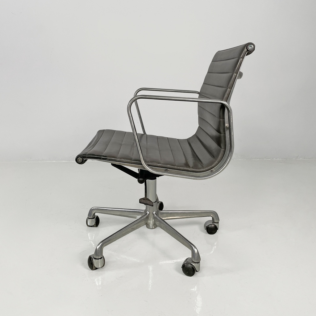 Sedia da ufficio EA108 di Charles e Ray Eames per ICF, 1970 ca.